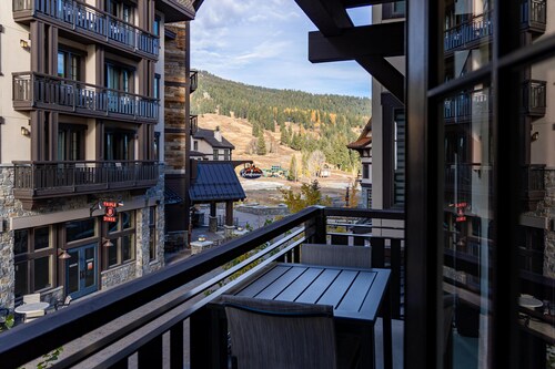 Modern Condo|Great location|Close to Skiing|PET FRIENDLY