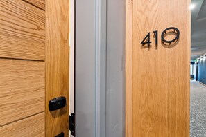 Une porte en bois portant le numéro 410, indiquant une pièce ou un bureau.