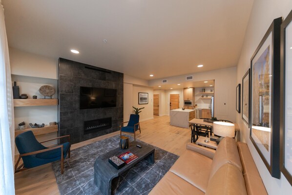 TV, fireplace - Impeccable Condo|Close to Dining Options (Tamarack)