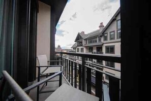 Un balcon donnant sur les immeubles voisins.