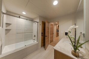 Shower, hair dryer, towels - Impeccable Condo|Close to Dining Options (Tamarack)