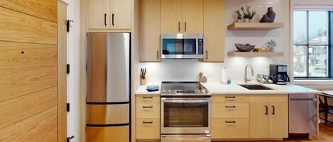 冷蔵庫、電子レンジ、オーブン、コンロ