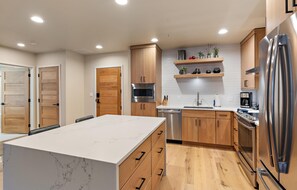 Frigorífico, microondas, horno y placa de cocina