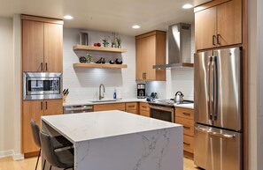 Fridge, microwave, oven, stovetop - Stylish Condo|Best view of Plaza, Golf Course and Lake (Tamarack)