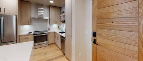 Geladeira, micro-ondas, fogão, cooktop