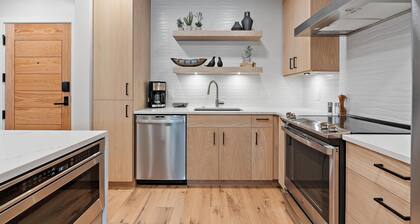 Upscale Condo|Plaza/Mountain views|PET FRIENDLY