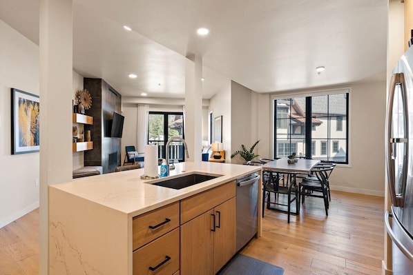 Fridge, microwave, oven, stovetop - Luxury Condo|Fireplace|Balcony|Plaza and Mountain View (Tamarack)