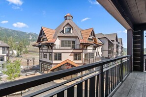 Property grounds - Luxury Condo|Fireplace|Balcony|Plaza and Mountain View (Tamarack)