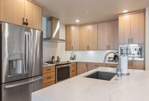 Køleskab, mikrobølgeovn, ovn, kogeplade