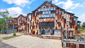 Un bâtiment avec une enseigne indiquant « HOUSE OF BLUES » et un panneau signalant une voie d’accès pour les véhicules d’urgence.