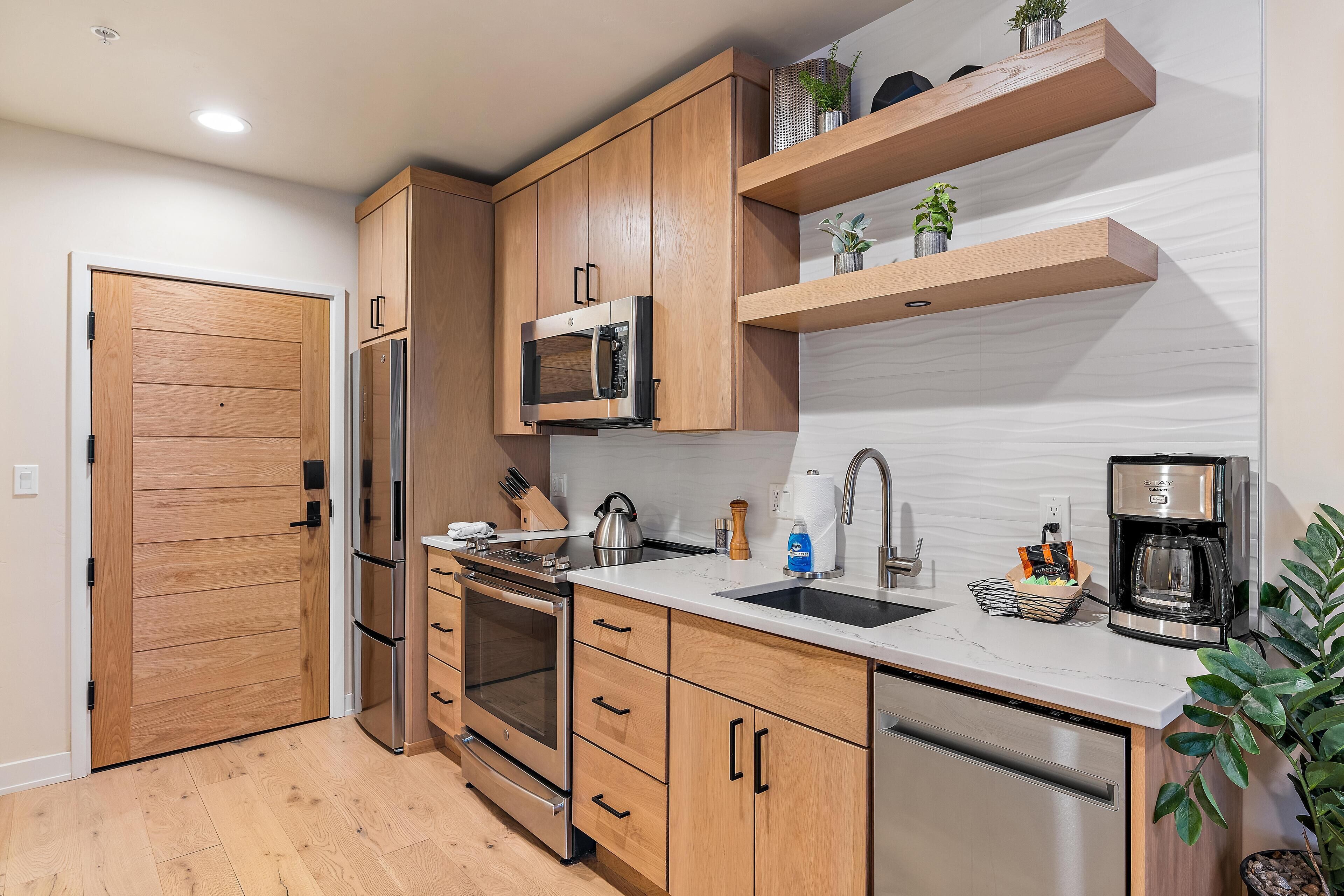 Réfrigérateur, micro-ondes, four, plaque de cuisson