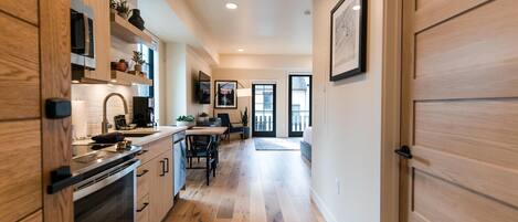 Køleskab, mikrobølgeovn, ovn, kogeplade