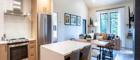 Jääkaappi, mikroaaltouuni, uuni, liesi