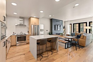 Refrigerador, microondas, horno y parrilla de estufa 