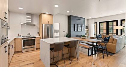 Modern Condo|Gas Fireplace|Balcony with Plaza View