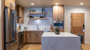Refrigerador, microondas, horno y parrilla de estufa