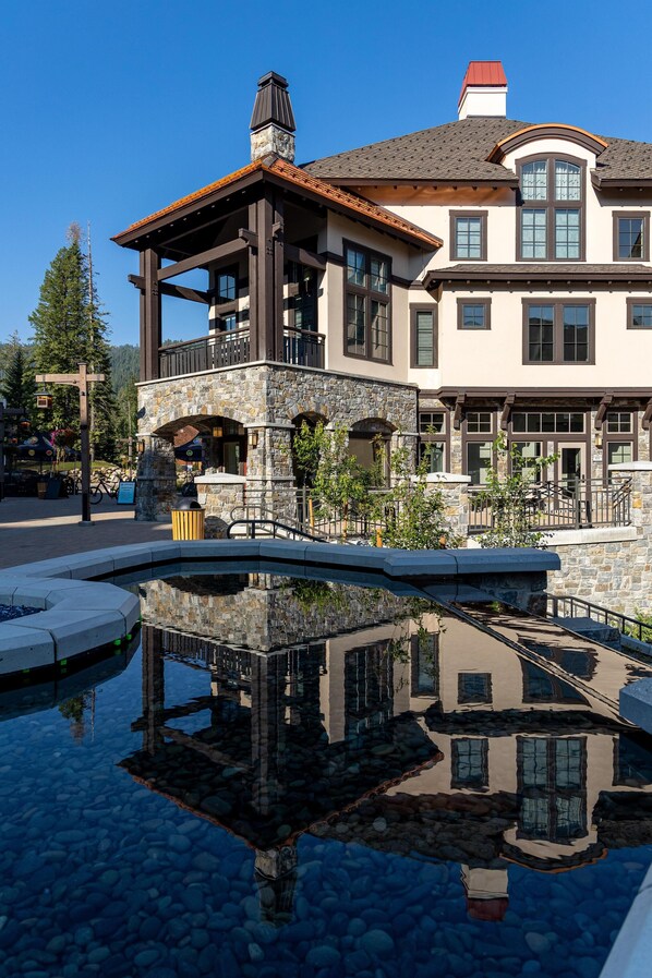 Pool - Beautiful Condo| Great Plaza view PET FRIENDLY (Tamarack)