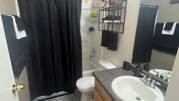 Toallas, jabón, shampoo, papel de baño