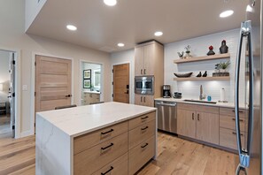 Frigorífico, microondas, horno y placa de cocina