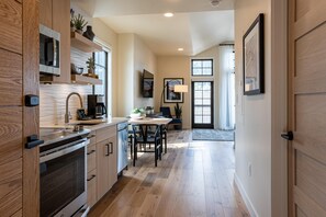 Een koelkast, een microgolfoven, een oven, een kookplaat