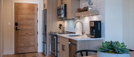 Een koelkast, een magnetron, een oven, een kookplaat