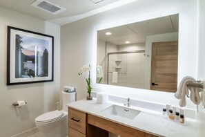 Shower, hair dryer, towels - Makin Memories | Includes Two 1-Day Lift Tickets (Tamarack)