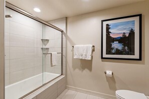 Shower, hair dryer, towels - Makin Memories | Includes Two 1-Day Lift Tickets (Tamarack)