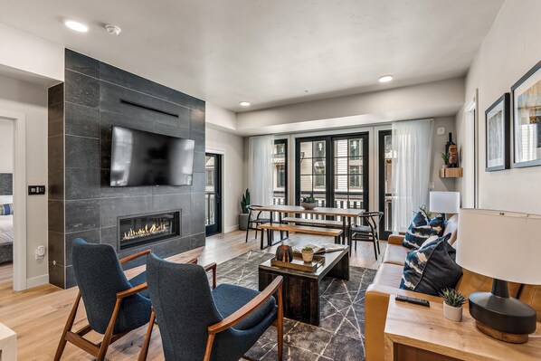 TV, fireplace - Captivating Condo| Fireplace and Balcony (Tamarack)