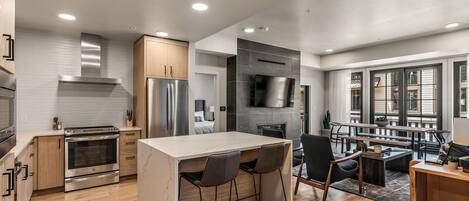 Frigorifero, microonde, forno, piano cottura