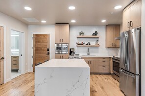 Fridge, microwave, oven, stovetop - Sassafras Suite | Includes Two 1-Day Lift Tickets (Tamarack)