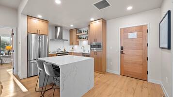 Geladeira, micro-ondas, fogão, cooktop