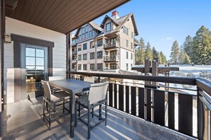 Outdoor dining - Night in Paradise VRB212 (Tamarack)