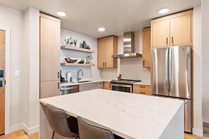 Frigorífico, microondas, horno y placa de cocina