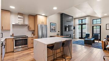 Réfrigérateur, micro-ondes, four, plaque de cuisson