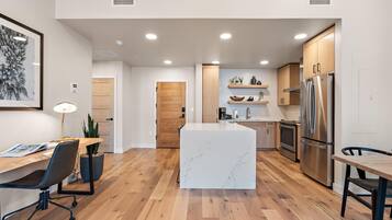 Réfrigérateur, micro-ondes, four, plaque de cuisson