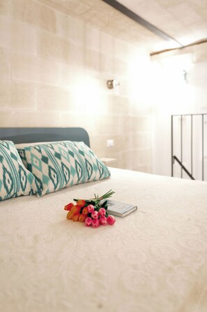 1 quarto, ferros/tábuas de passar roupa, roupa de cama