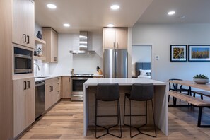 Een koelkast, een microgolfoven, een oven, een kookplaat