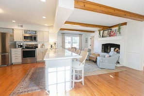 Private kitchen - Southern Comfort Home KY Derby 2027- 12 Miles from the Track! (Louisville)