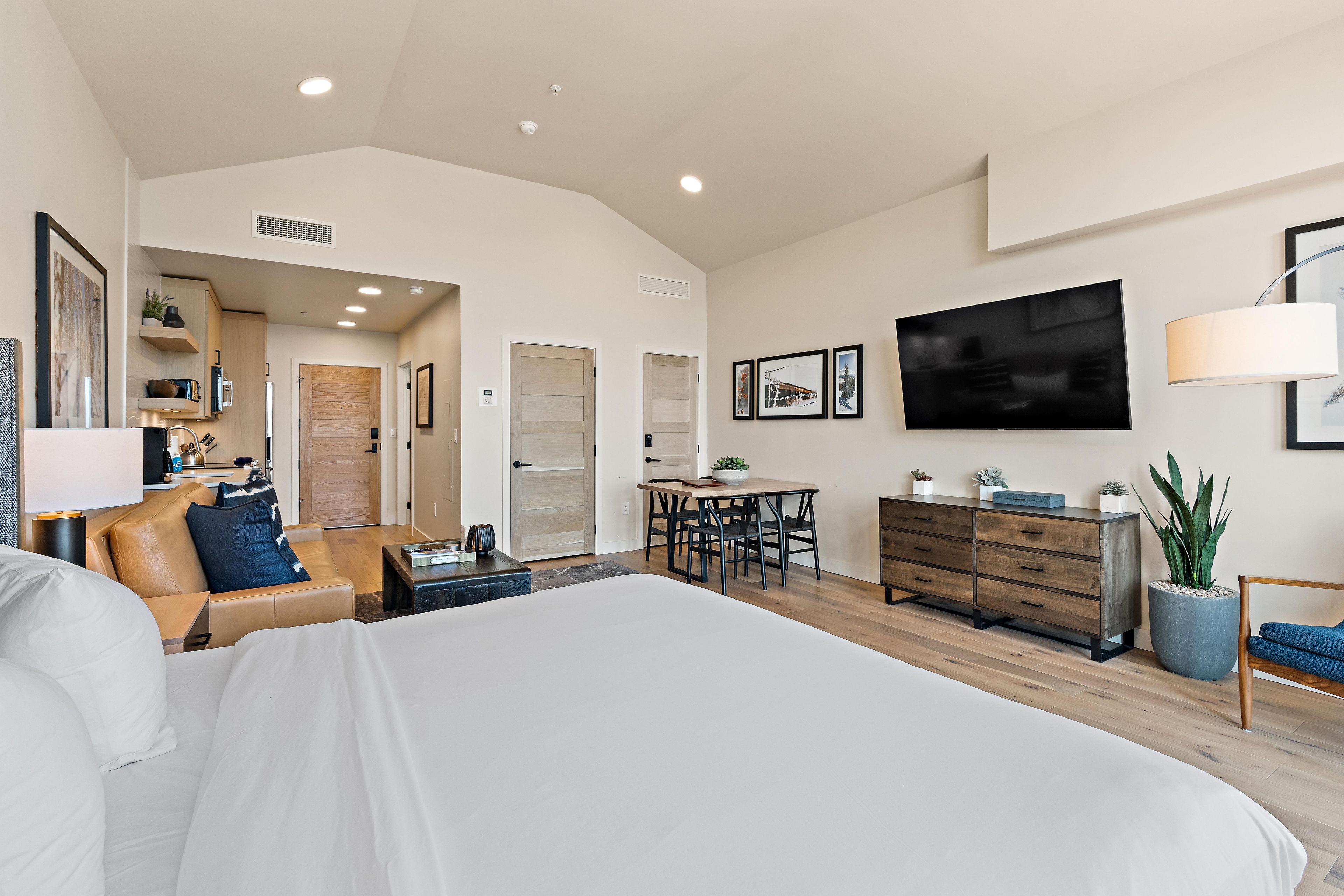 1 bedroom, internet, bed sheets