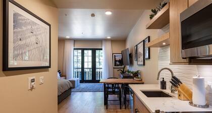 Comfy Condo|Balcony|short stroll to the ski hill