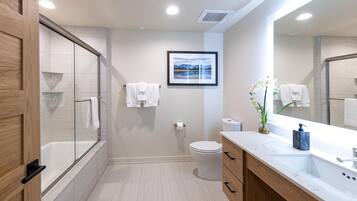 Douche, sĂšche-cheveux, serviettes fournies