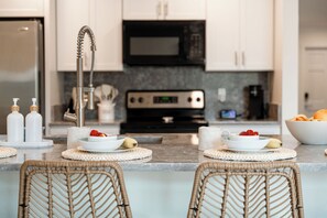 Fridge, microwave, oven, stovetop - Waterfront 3-Bed/2-Bath Heated Pool, Private Dock, RV/Trailer/Jet-Ski Parking (Sarasota)