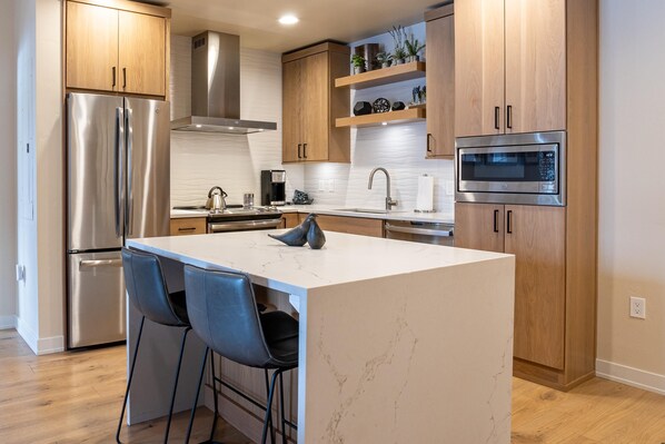 Jääkaappi, mikroaaltouuni, uuni, liesi