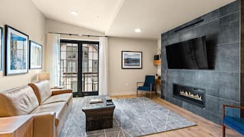 Televisión y chimenea