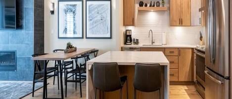 Een koelkast, een magnetron, een oven, een kookplaat