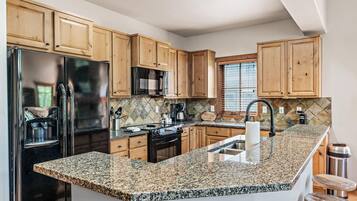 Kylskåp, mikrovågsugn, ugn och spishäll