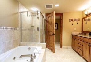 Regadera, secadora de cabello, toallas 