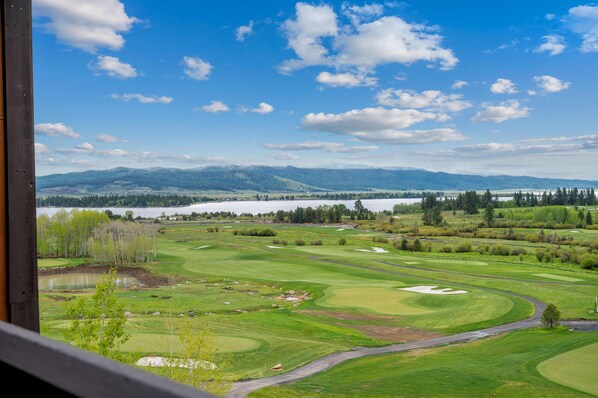A golf course with a lake and mountains in the background. - Lake View Retreat|Includes Two 1-Day Lift Tickets (Tamarack)