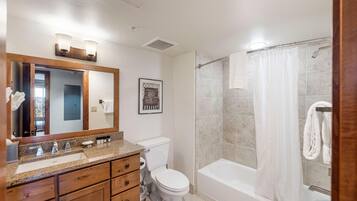 Douche, sĂšche-cheveux, serviettes fournies