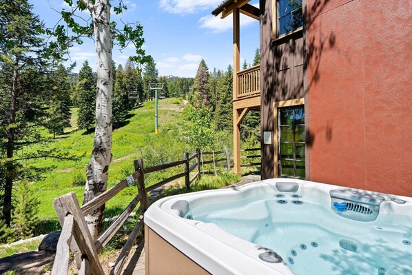 Outdoor spa tub